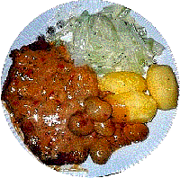 Kotelett gespickt mit Knoblauch in Chili-Zwiebel-Sahnesauce